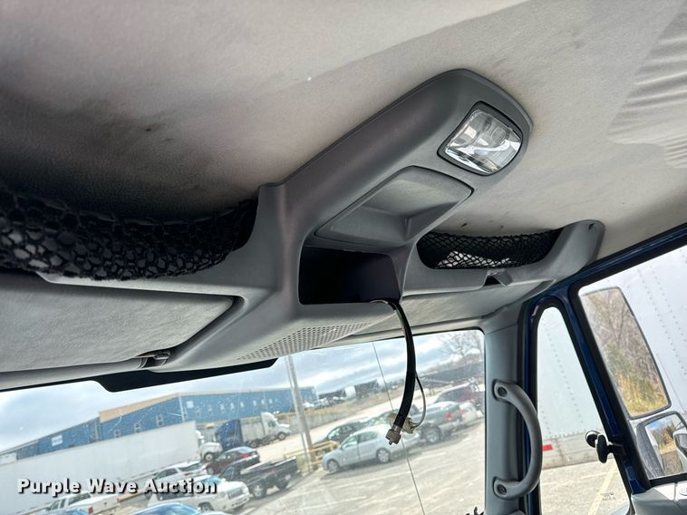 image for item EH7243 2007 International 4300 box truck