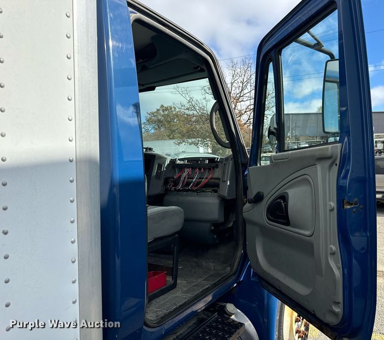 image for item EH7243 2007 International 4300 box truck