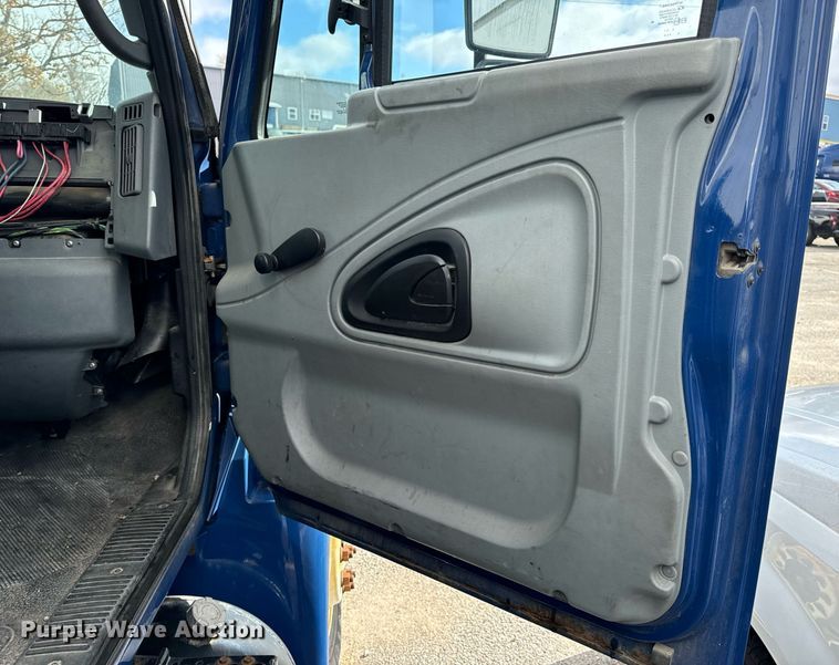 image for item EH7243 2007 International 4300 box truck