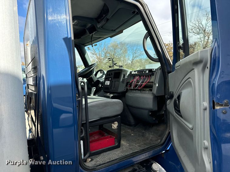 image for item EH7243 2007 International 4300 box truck