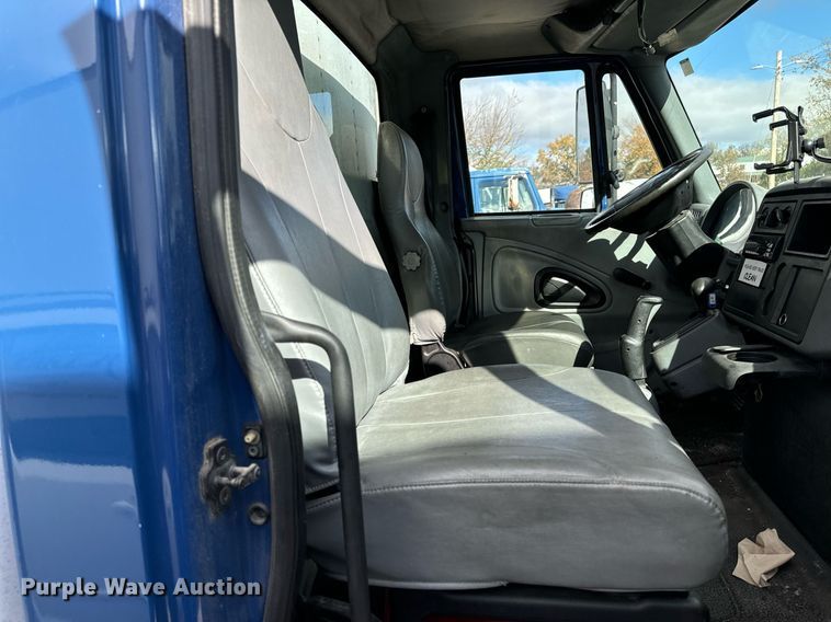 image for item EH7243 2007 International 4300 box truck