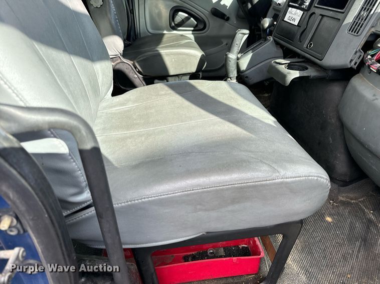 image for item EH7243 2007 International 4300 box truck