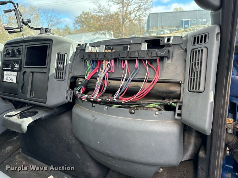 image for item EH7243 2007 International 4300 box truck