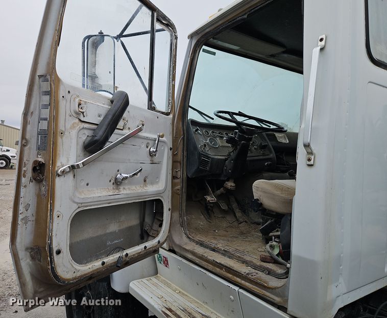 image for item EI8550 1988 Ford L9000 ready mix truck