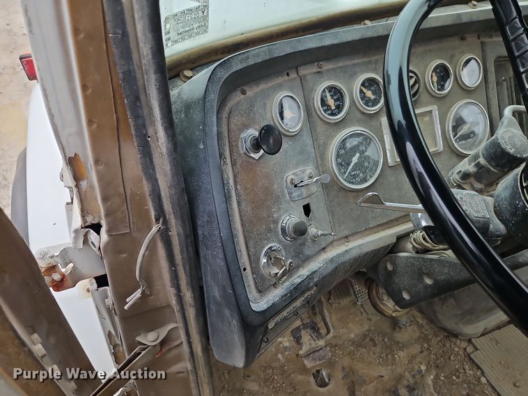 image for item EI8550 1988 Ford L9000 ready mix truck