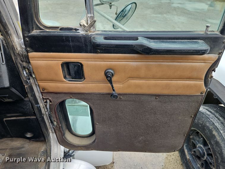 image for item EI8552 2000 Peterbilt 357 ready mix truck