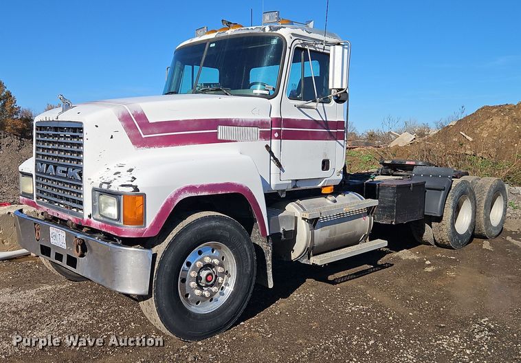 image for item EI8555 1998 Mack CH613 semi truck