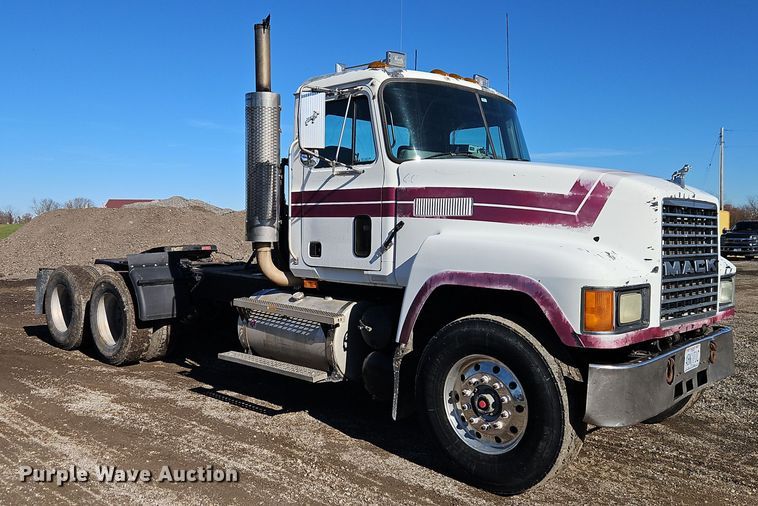 image for item EI8555 1998 Mack CH613 semi truck