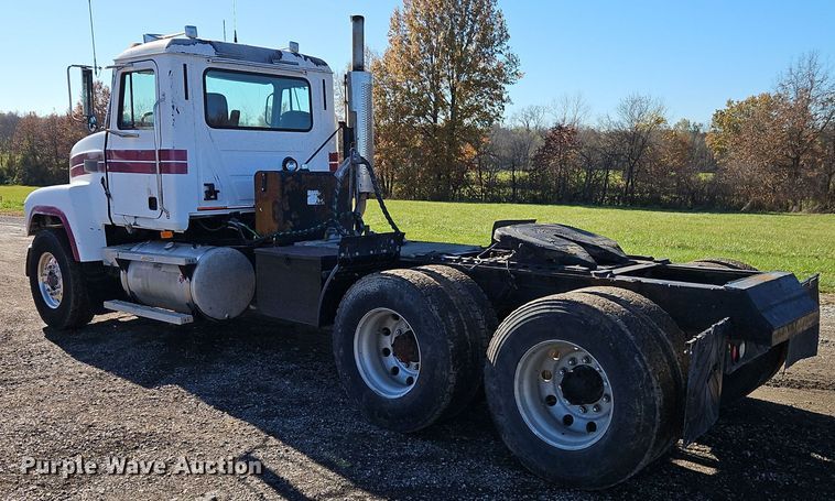 image for item EI8555 1998 Mack CH613 semi truck