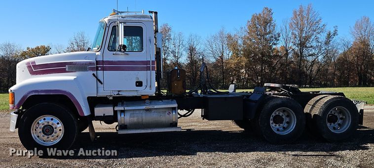 image for item EI8555 1998 Mack CH613 semi truck