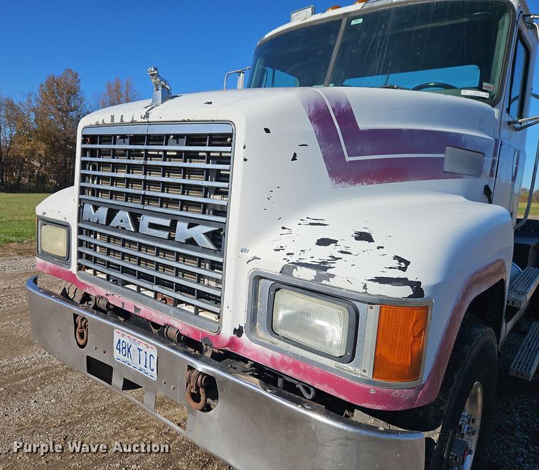image for item EI8555 1998 Mack CH613 semi truck