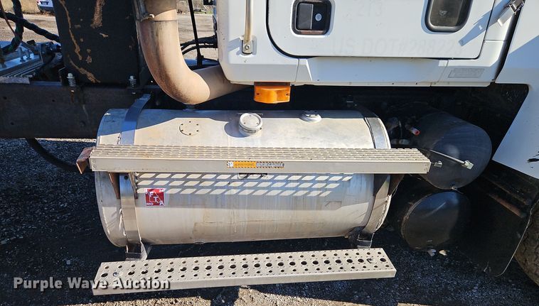 image for item EI8555 1998 Mack CH613 semi truck