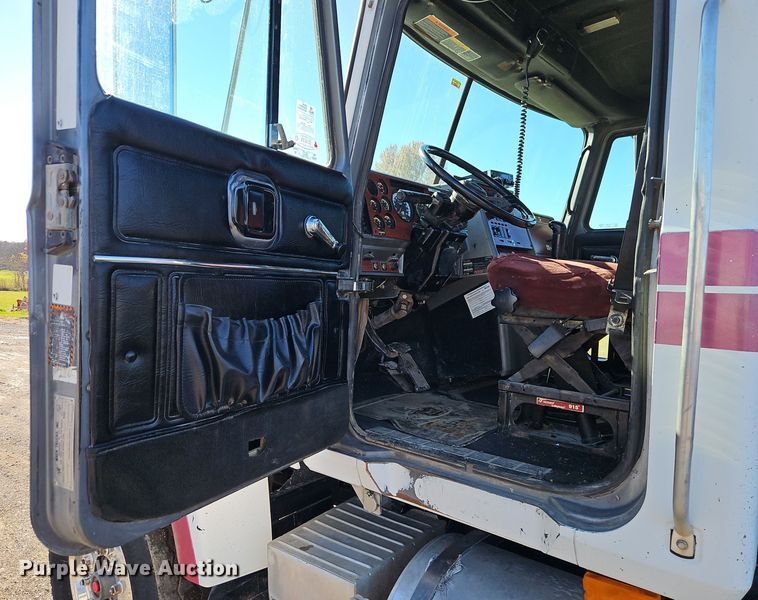 image for item EI8555 1998 Mack CH613 semi truck