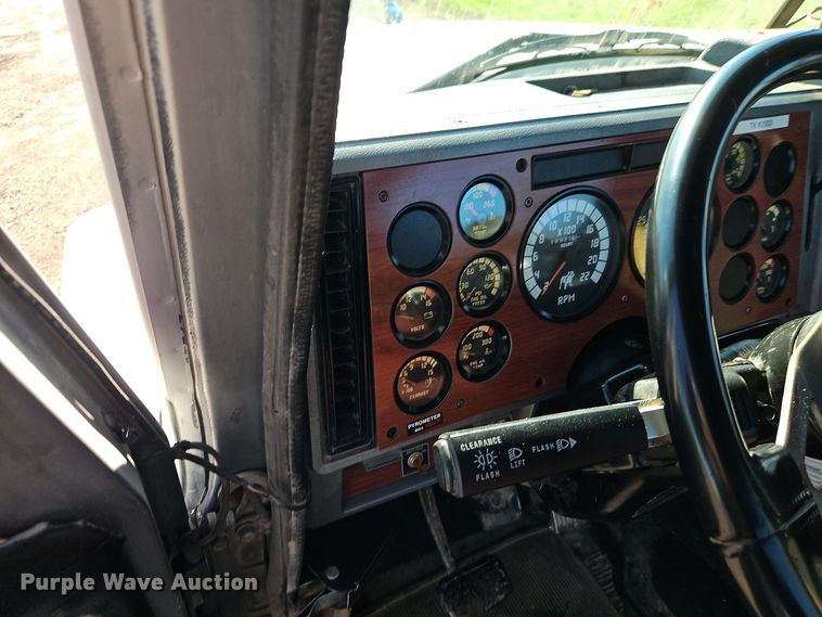 image for item EI8555 1998 Mack CH613 semi truck