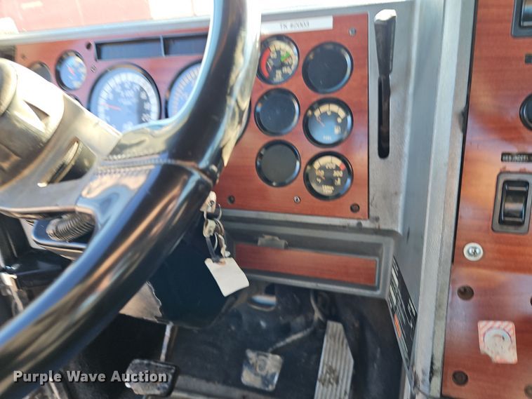 image for item EI8555 1998 Mack CH613 semi truck