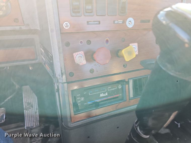 image for item EI8555 1998 Mack CH613 semi truck