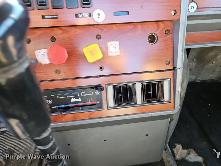 image for item EI8555 1998 Mack CH613 semi truck