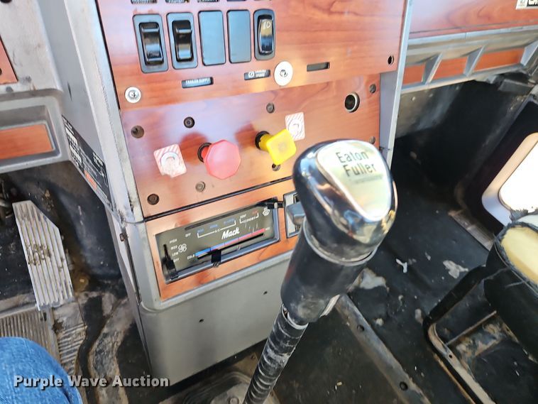 image for item EI8555 1998 Mack CH613 semi truck