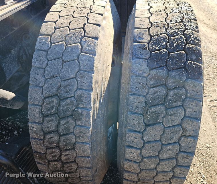 image for item EI8555 1998 Mack CH613 semi truck