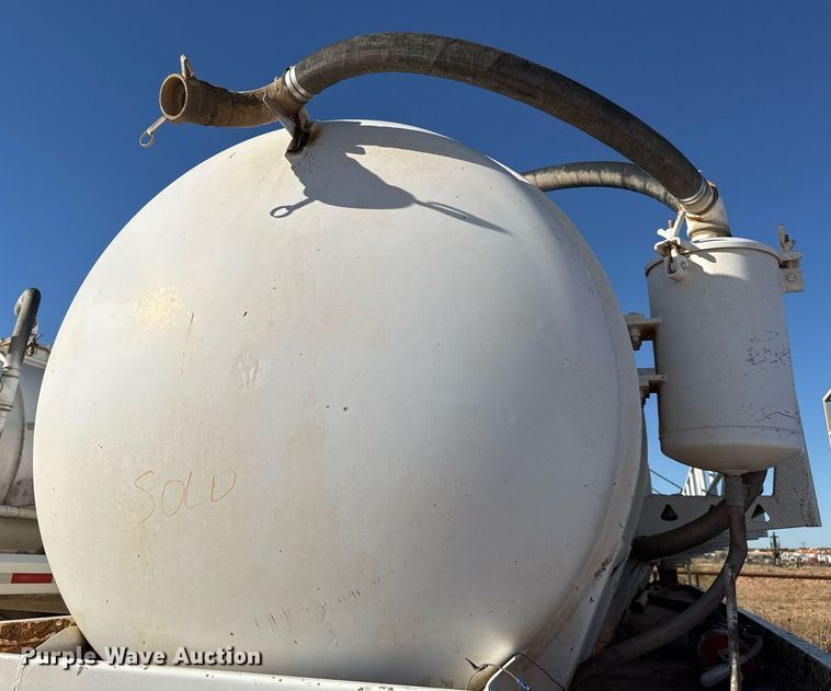 image for item EJ3199 2013 EXA vacuum trailer