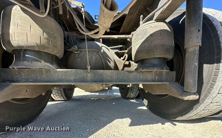 image for item EJ5023 2005 Kenworth  T600 semi truck