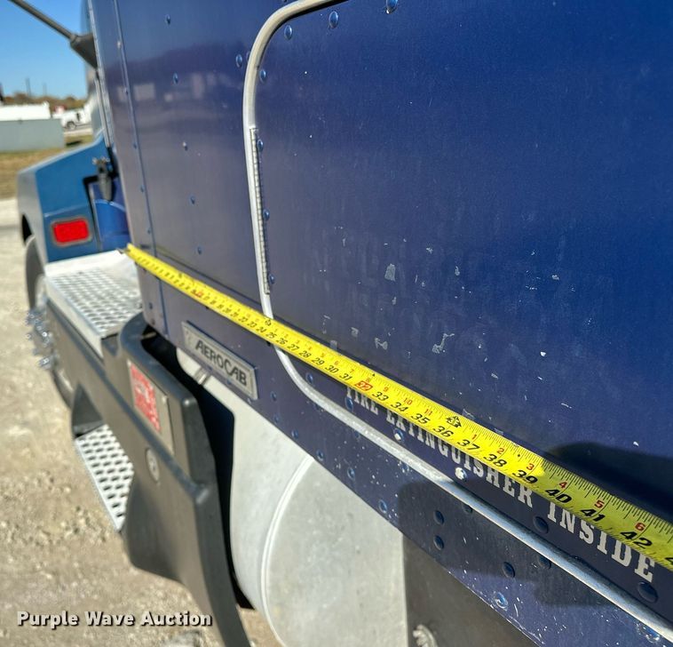 image for item EJ5023 2005 Kenworth  T600 semi truck