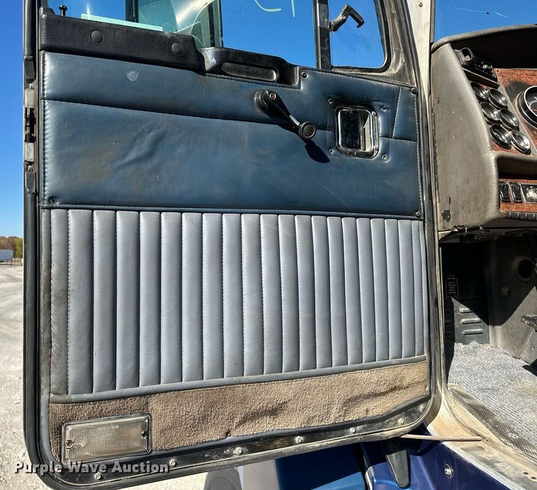 image for item EJ5023 2005 Kenworth  T600 semi truck