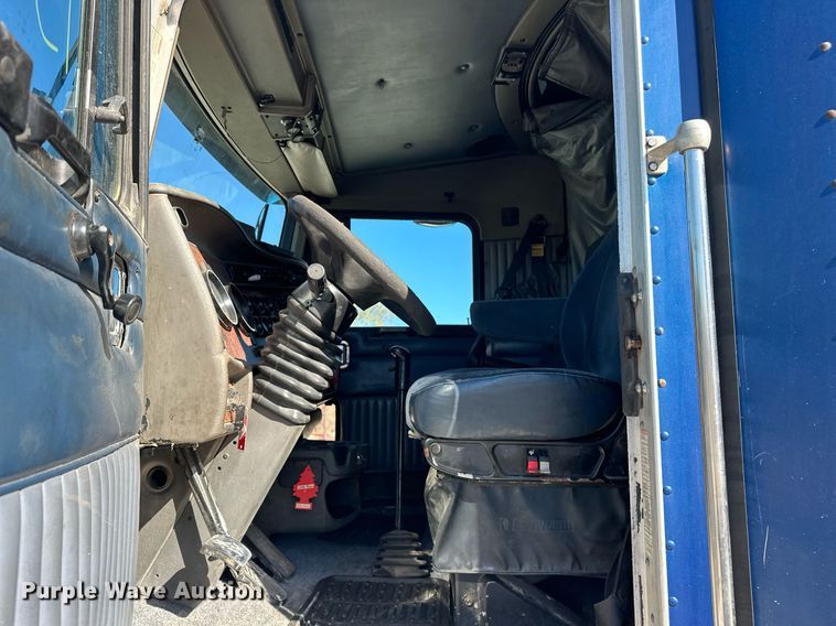 image for item EJ5023 2005 Kenworth  T600 semi truck