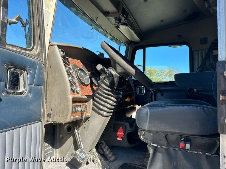 image for item EJ5023 2005 Kenworth  T600 semi truck