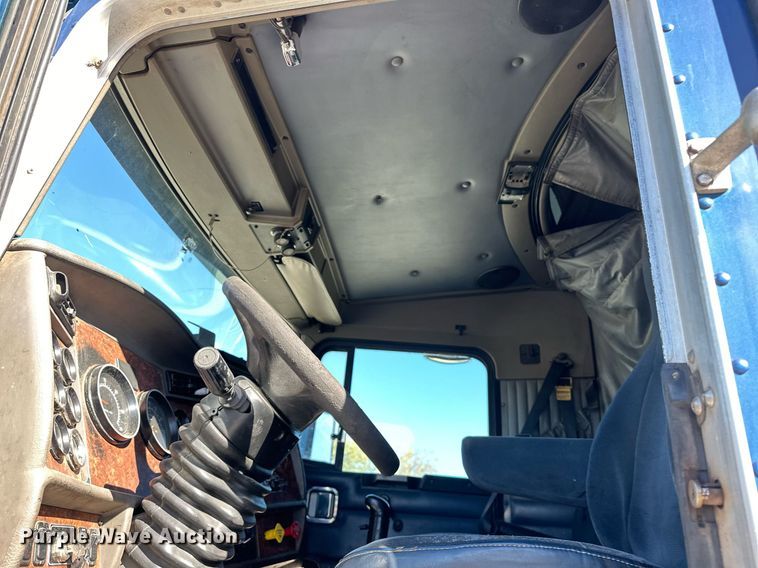 image for item EJ5023 2005 Kenworth  T600 semi truck