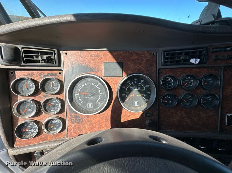 image for item EJ5023 2005 Kenworth  T600 semi truck