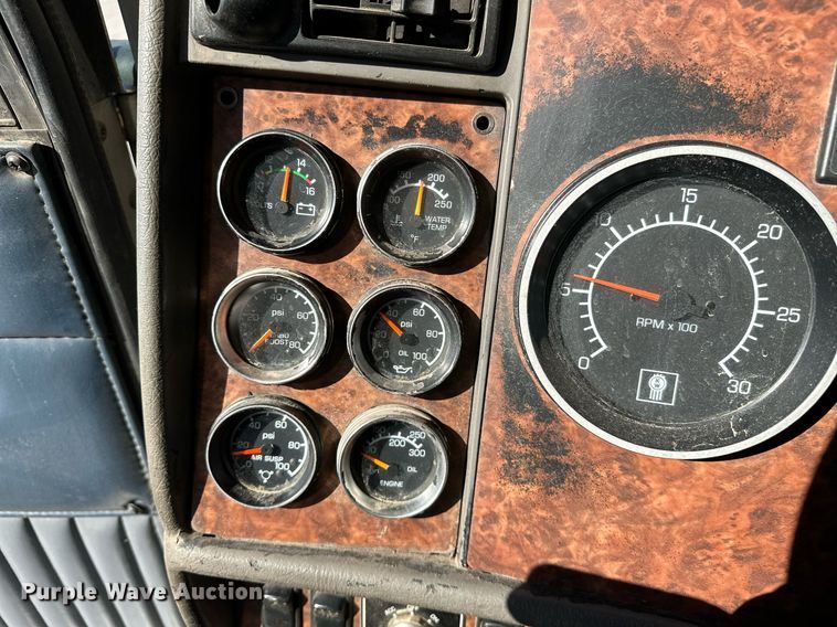 image for item EJ5023 2005 Kenworth  T600 semi truck