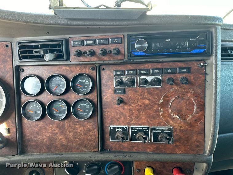 image for item EJ5023 2005 Kenworth  T600 semi truck