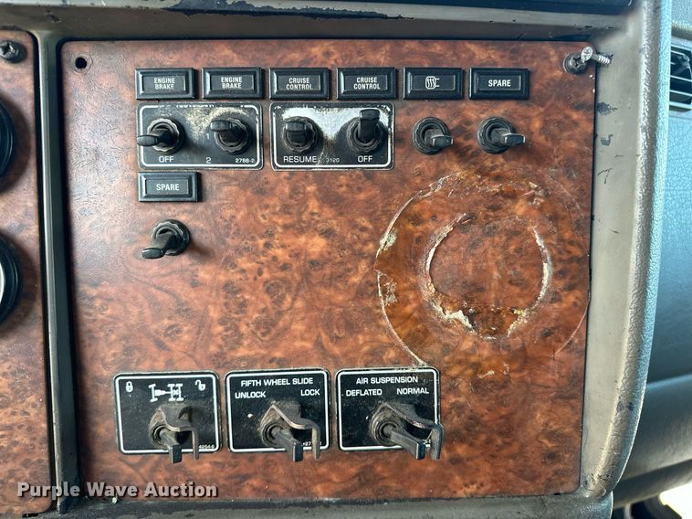 image for item EJ5023 2005 Kenworth  T600 semi truck