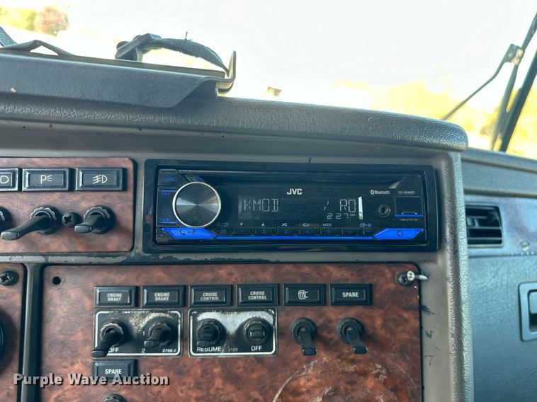 image for item EJ5023 2005 Kenworth  T600 semi truck