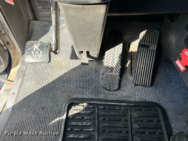 image for item EJ5023 2005 Kenworth  T600 semi truck