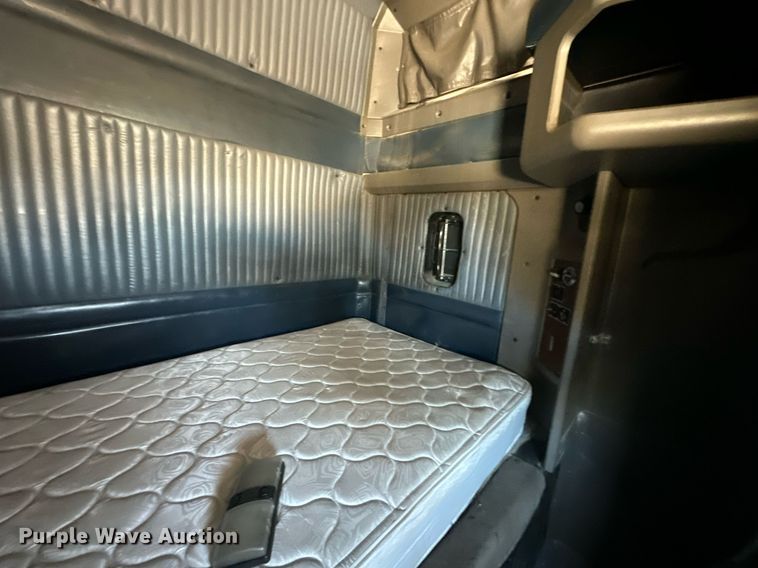 image for item EJ5023 2005 Kenworth  T600 semi truck