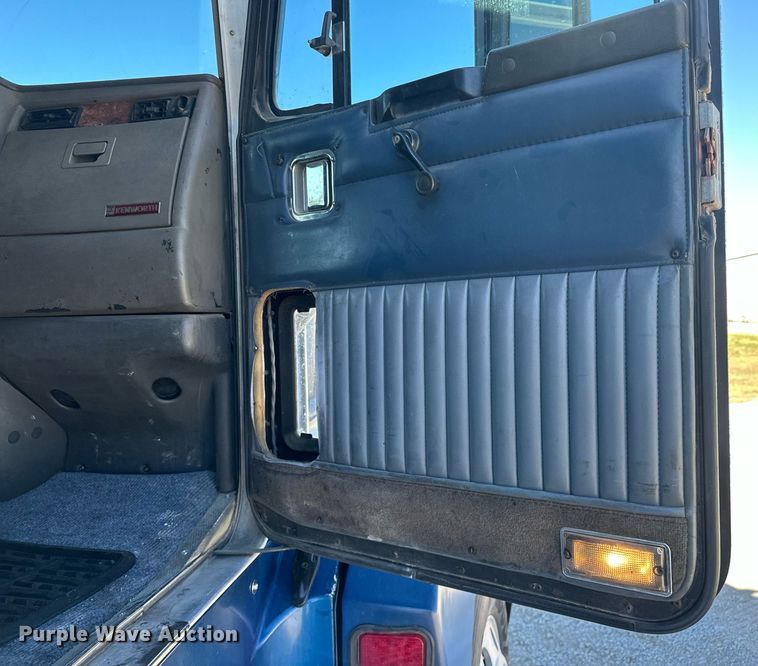 image for item EJ5023 2005 Kenworth  T600 semi truck