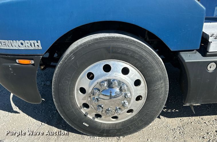 image for item EJ5023 2005 Kenworth  T600 semi truck