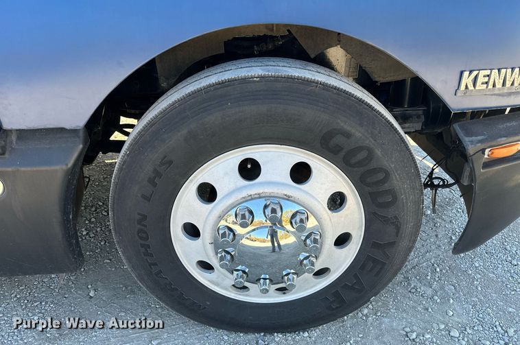 image for item EJ5023 2005 Kenworth  T600 semi truck