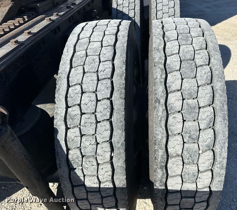 image for item EJ5023 2005 Kenworth  T600 semi truck