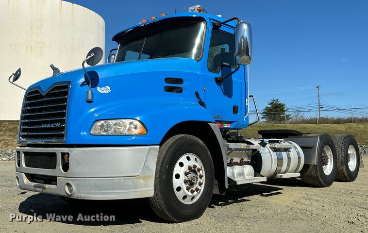 image for item EL8997 2014 Mack CXU613 semi truck