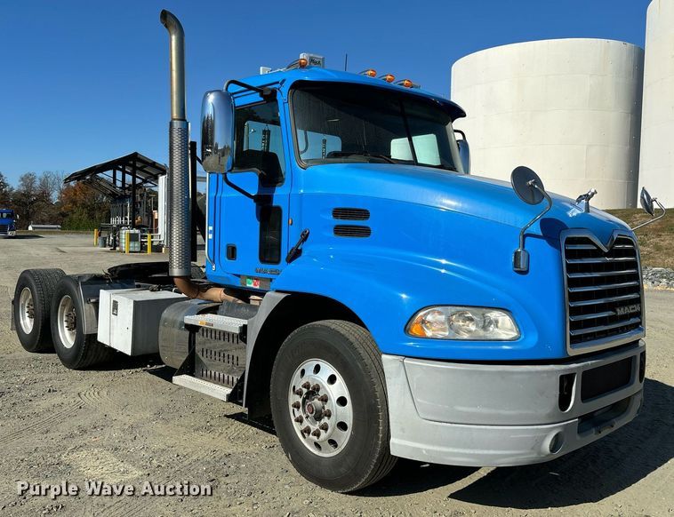 image for item EL8997 2014 Mack CXU613 semi truck