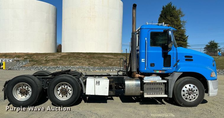 image for item EL8997 2014 Mack CXU613 semi truck