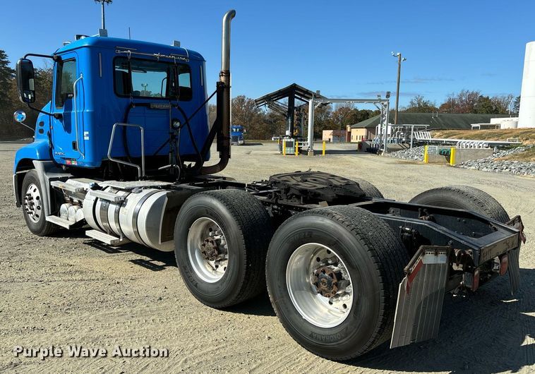 image for item EL8997 2014 Mack CXU613 semi truck
