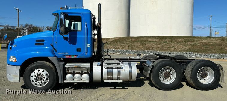 image for item EL8997 2014 Mack CXU613 semi truck