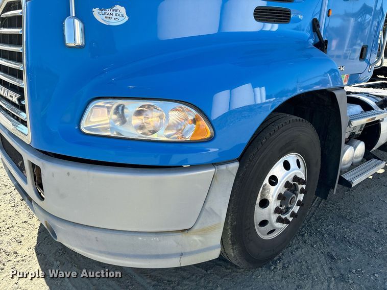 image for item EL8997 2014 Mack CXU613 semi truck