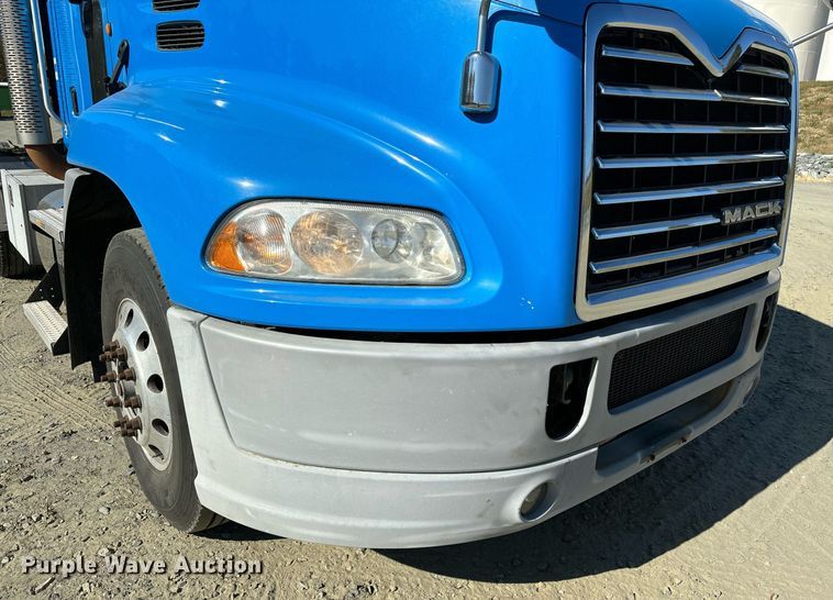image for item EL8997 2014 Mack CXU613 semi truck