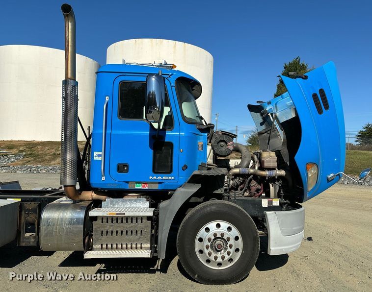 image for item EL8997 2014 Mack CXU613 semi truck
