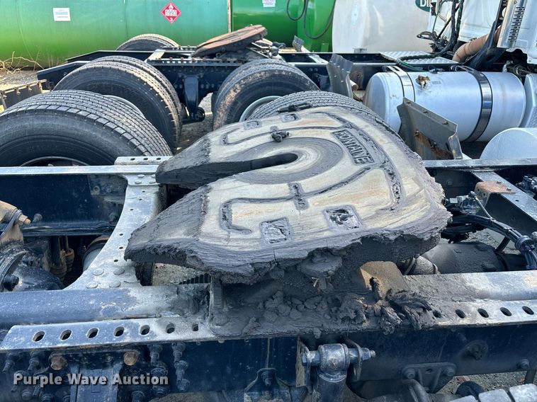 image for item EL8997 2014 Mack CXU613 semi truck
